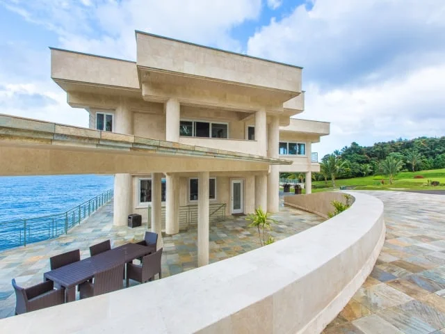 Estate-Grounds_640x480_2130237.jpg
