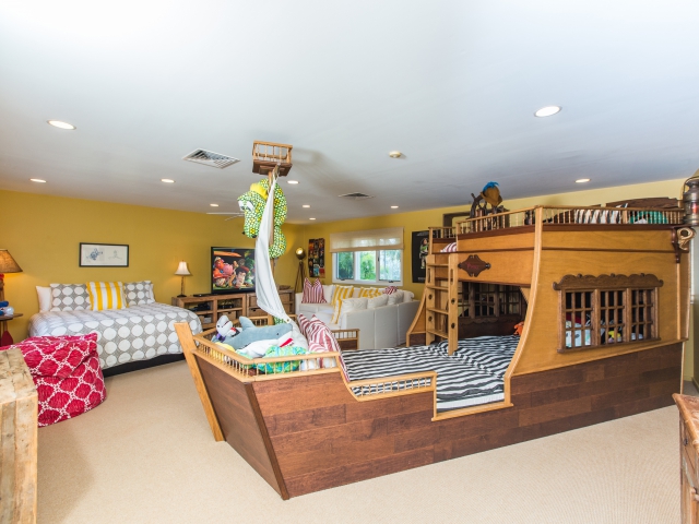 Bedroom-Suite-5_640x480_2151501.jpg