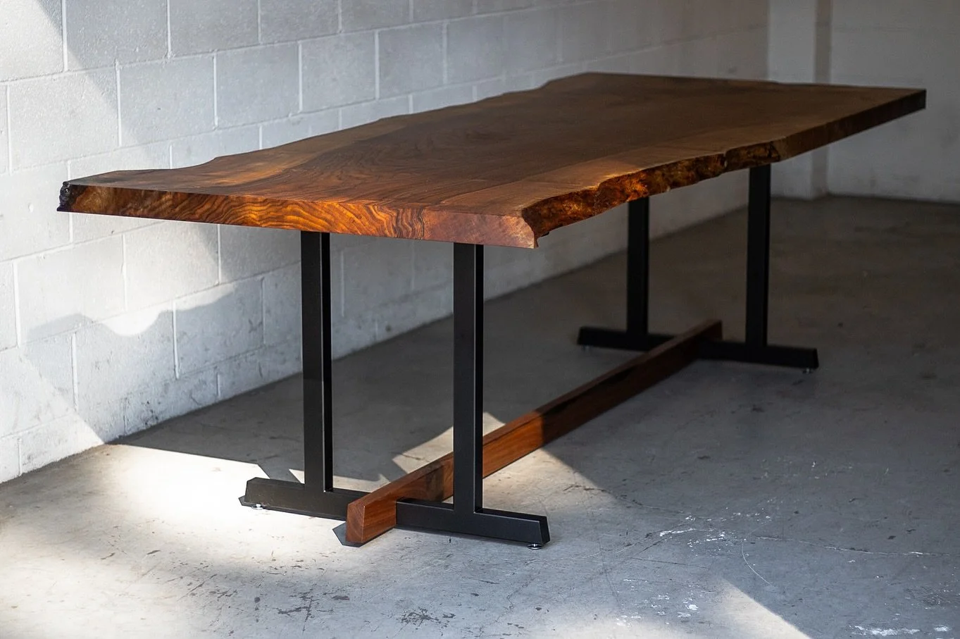 Bastogne walnut, &lsquo;Emblem&rsquo; dining table