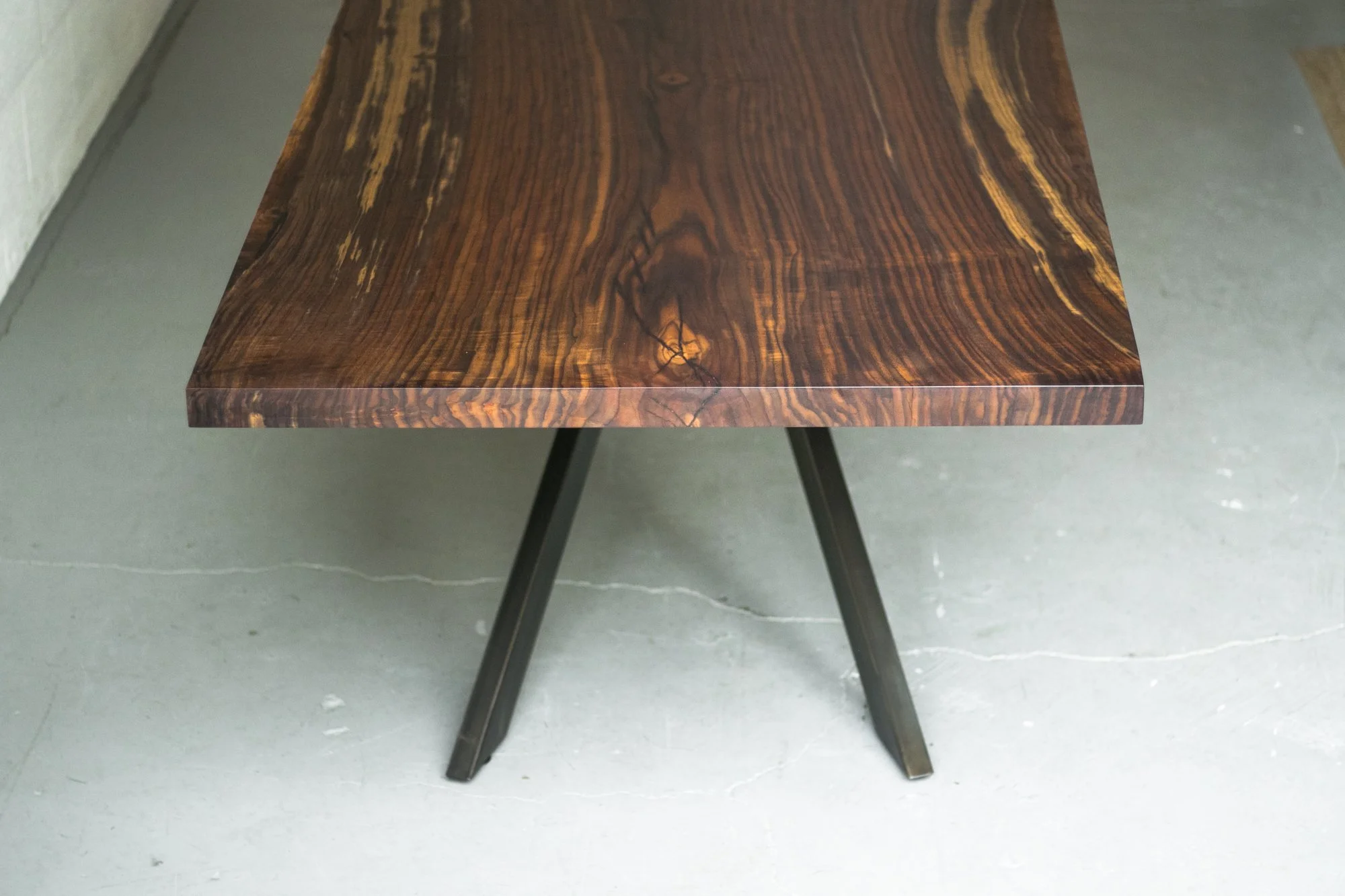 ClaroSlab HunterTable_02.jpg