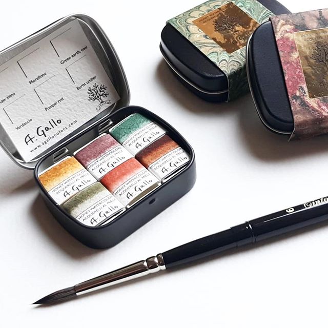 We are celebrating the launch of a special mini set of earth pigments with a #giveaway at @agallocolors! In gratitude for all the enthusiastic support we are receiving we want to giveaway one of these new #handmade #watercolor sets and a size 6 tinto