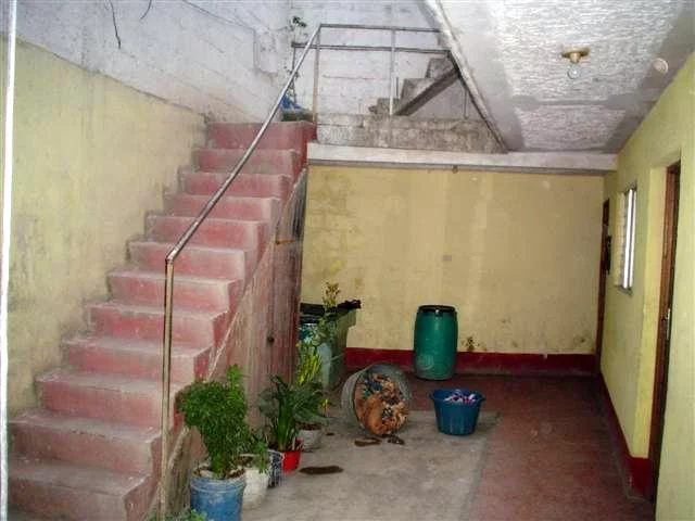A large wash basin downstairs for dishes and laundry. Bedrooms, bathroom, and kitchen line the perimeter and open out to the central section of home which is open to the sky. This is a typical home.