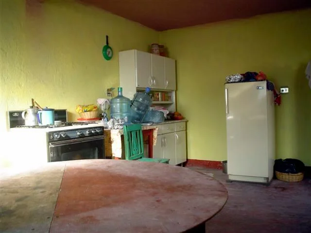 As is customary to cook from scratch daily, the fridge remains largely unused. Working stove, but I never saw the oven in use.
