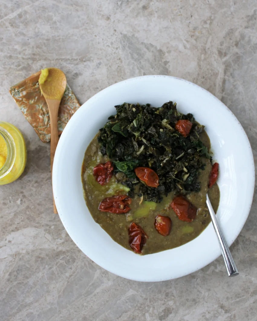 This is hands-down, my favorite meal of the spring πΏ. It's got it all: gut-supporting spices, healthy fats, grounding protein, immune-boosting phytonutrients, and TONS of flavor and fun, all in one bowl π² ππΌβ β I start with Heidi's Green Lentil Soup with Curried Brown Butter. Then I top it off with semi-dried cherry tomatoes and greens sauteed in coconut oil with fresh ginger and lemon π π
π₯₯ β For Heidi's soup recipe, search "green lentil soup 101 cookbooks" ππΌπβ 