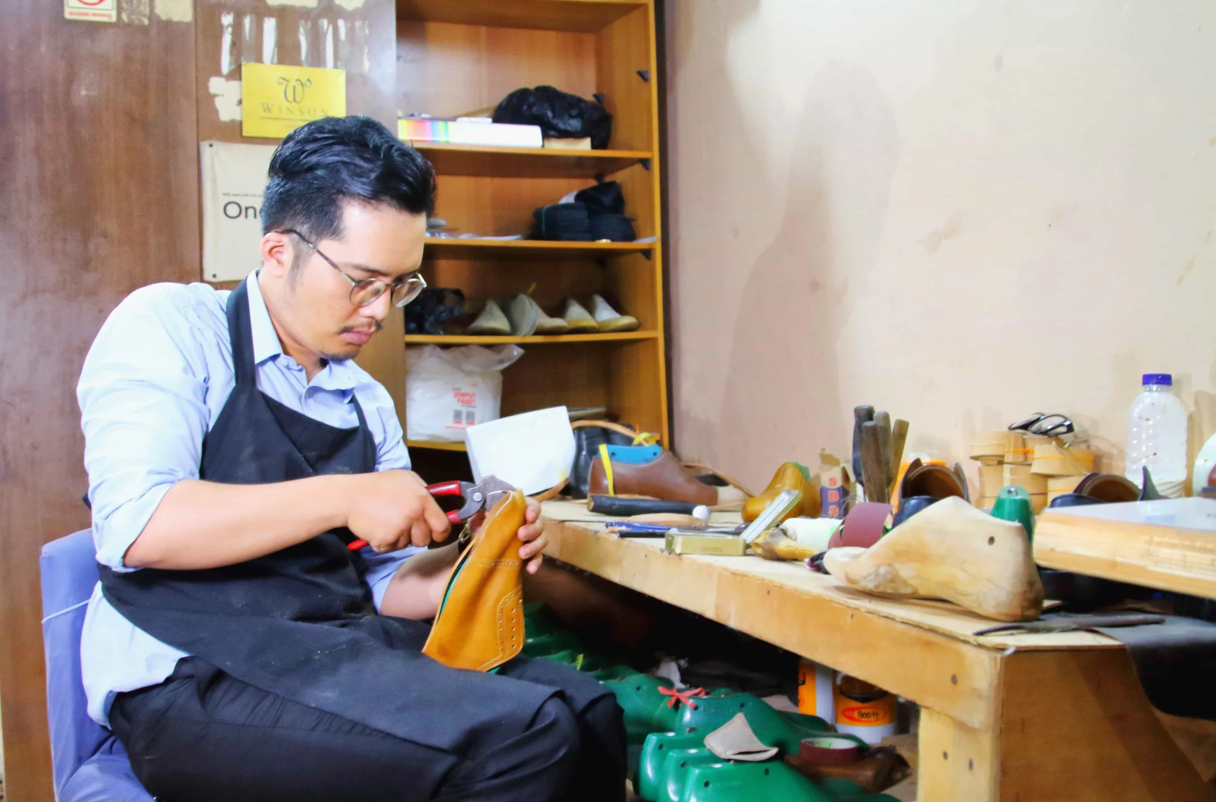 Lasting is the process to give shape to a shoe. It determines the fitting of the shoes. The lasting process at our workshop
