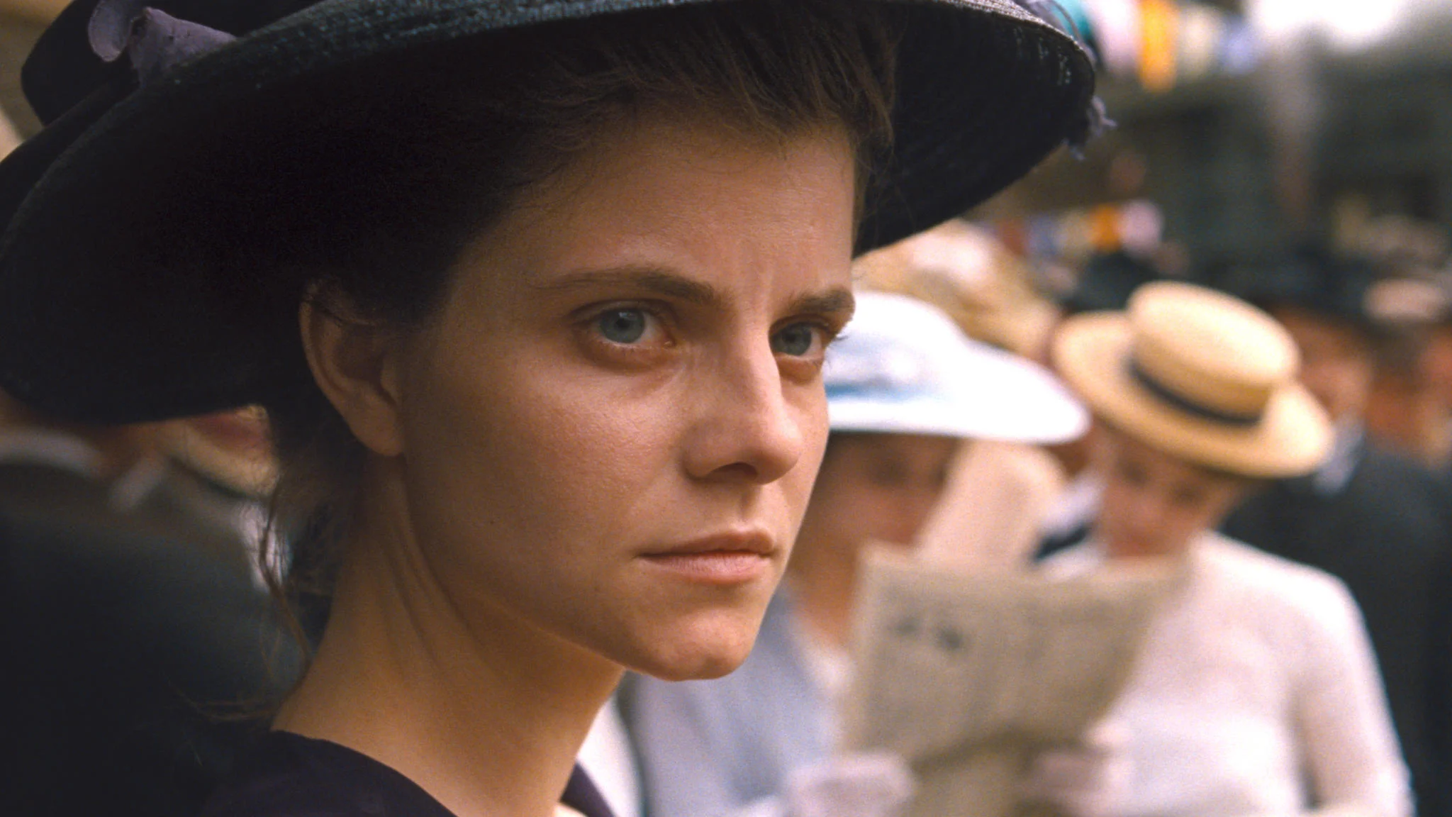 Juli Jakab as Írisz in Sunset.