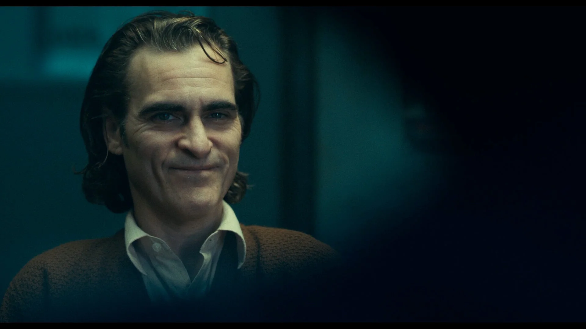 Joaquin Phoenix gives a knockout performance as Arthur Fleck in Joker .