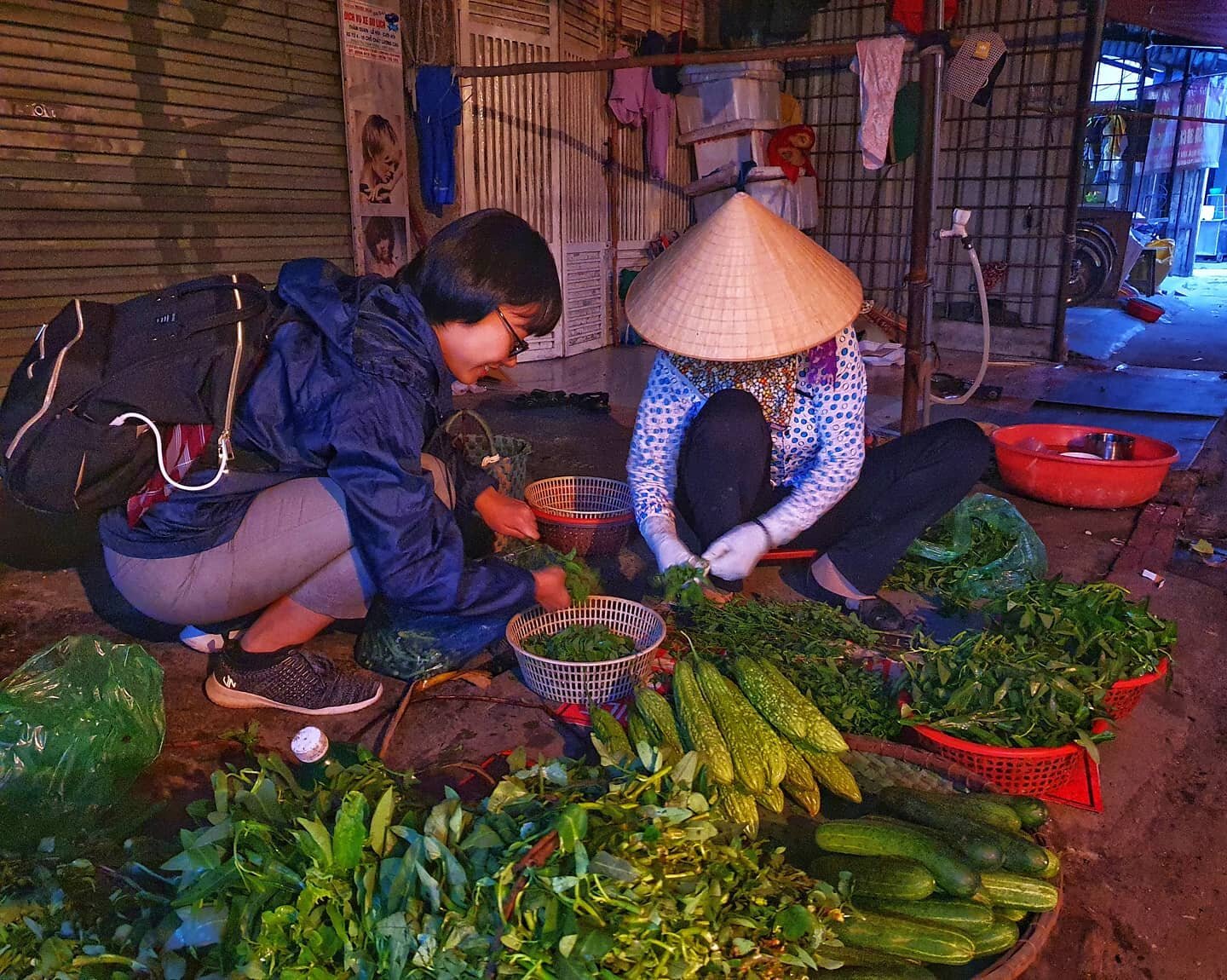 Phuong Anh jumps in to lend a hand before the customers arrive.
.
.
#wanderingsouls #vietnam #liệtsĩ  #martyrs #documentary #filmmaking #haiphong #vietnam #documentaryfilmmaker #documentarylife #v&eacute;rit&eacute; #observational  #independent #film