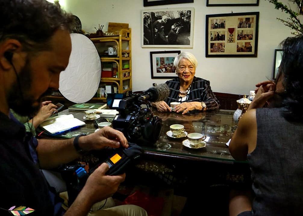 All set for Phuong Anh's interview with Chị Xu&acirc;n Phượng. 
.
.
#amazingwoman #strongwomen #mentor #vietnameseicon #documentary #film #documentaryfilmmaker #independent #filmmaker #storytelling #docs #eva1 #documentaries #vietnam #hochiminhcity #