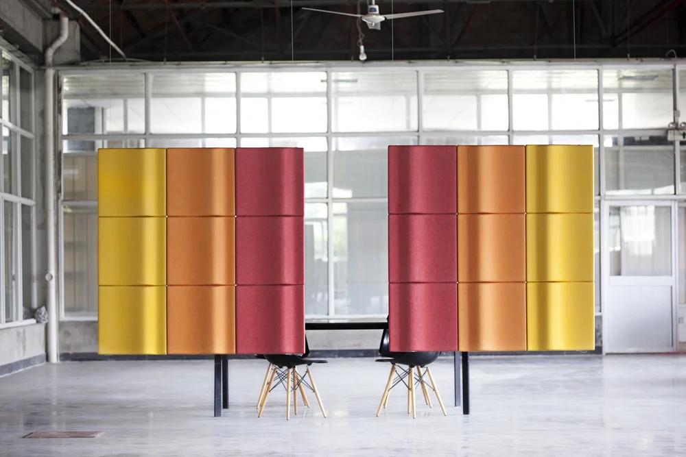 Wave with ceiling suspension in 108 yellow, 295 orange and 258 red.
