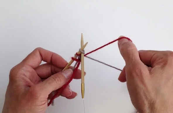To ensure that the braided edge is worked in the correct alternating color sequence, make sure when changing colors the new color is brought forward and under the previous strand.