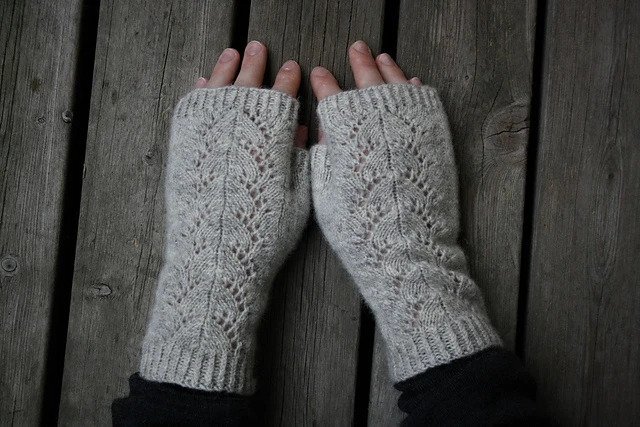 Simple but versatile fingerless mitts free knitting pattern – The