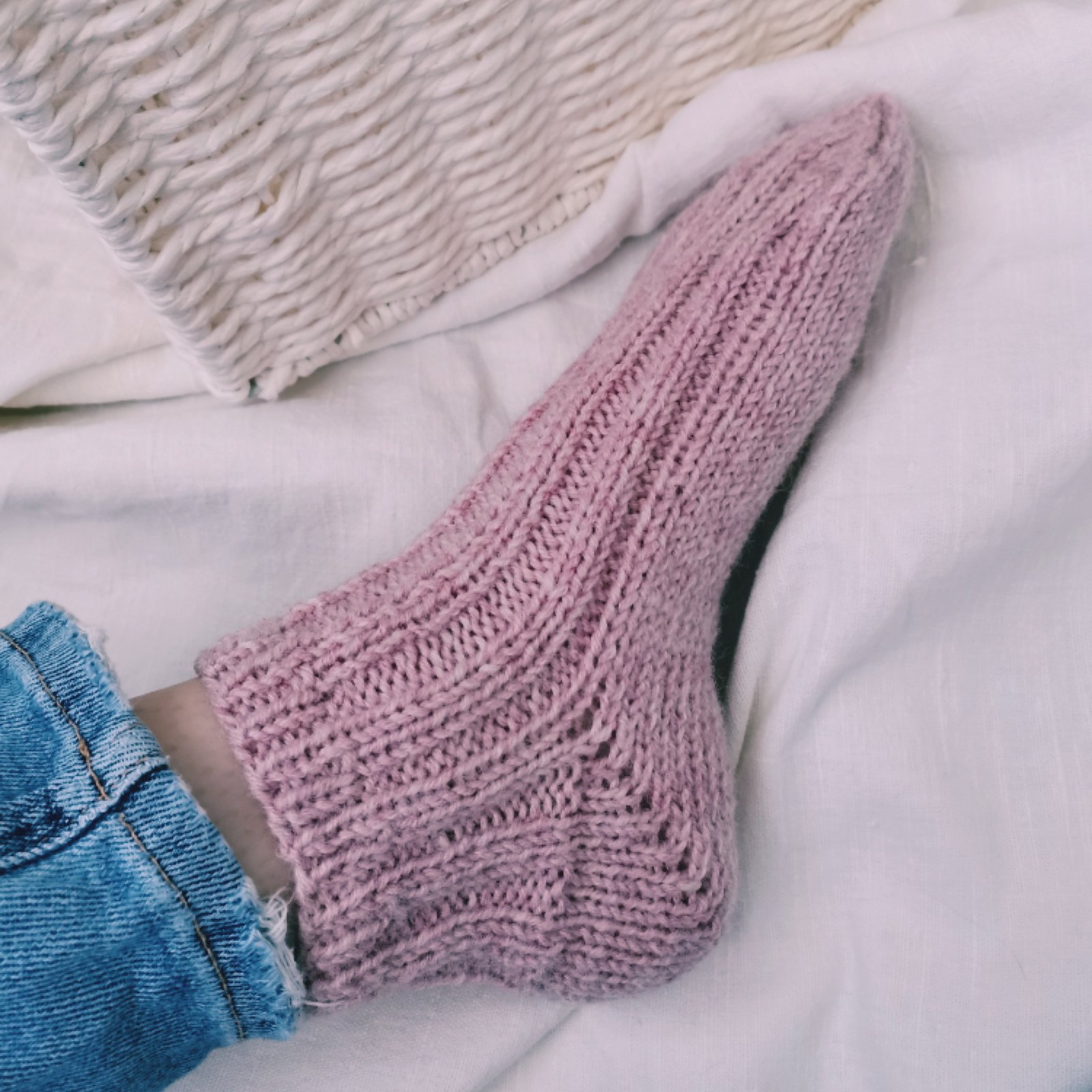 How to knit socks toe-up - a tutorial for beginners [+free pattern]