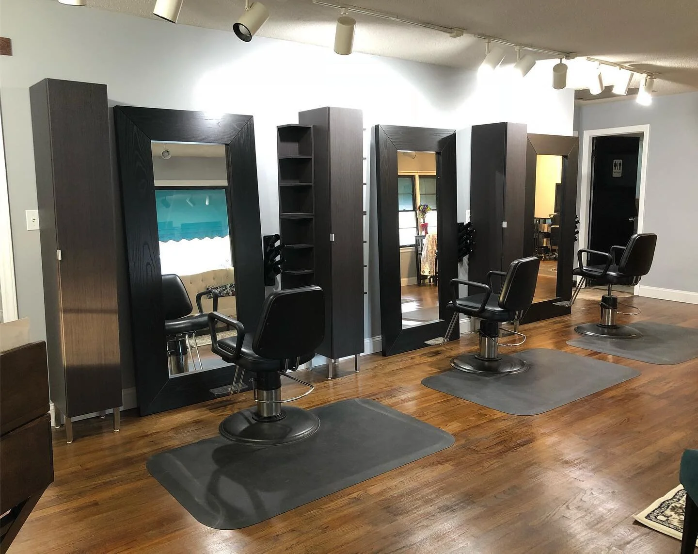 Lyndsay L Salon