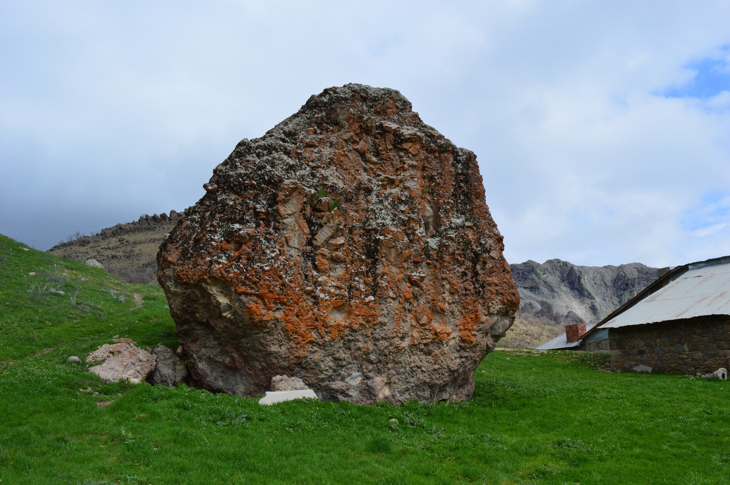 An outcrop of rock in Tunceli's mountainous countryside: at first glance, nothing special 
