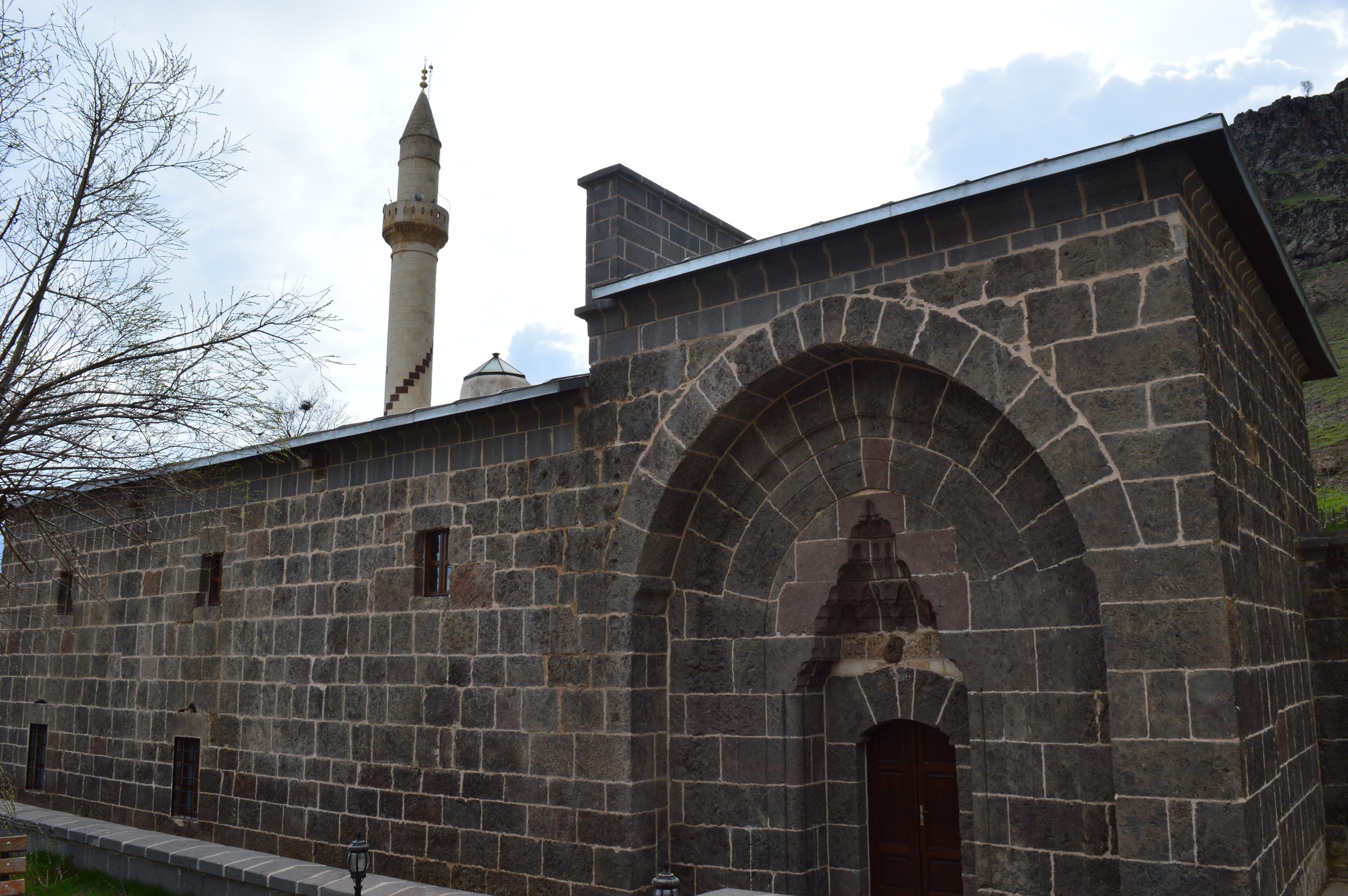 Mazgirt's only mosque. Look at the ground floor windows - the stones do not fit onto each other, leaving gaps. 
