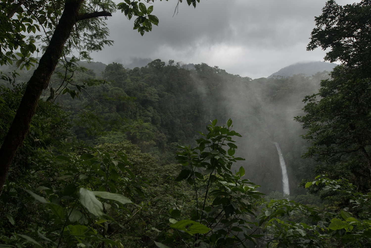 20150809_Arenal-Waterfall_Costa-Rica_1.jpg