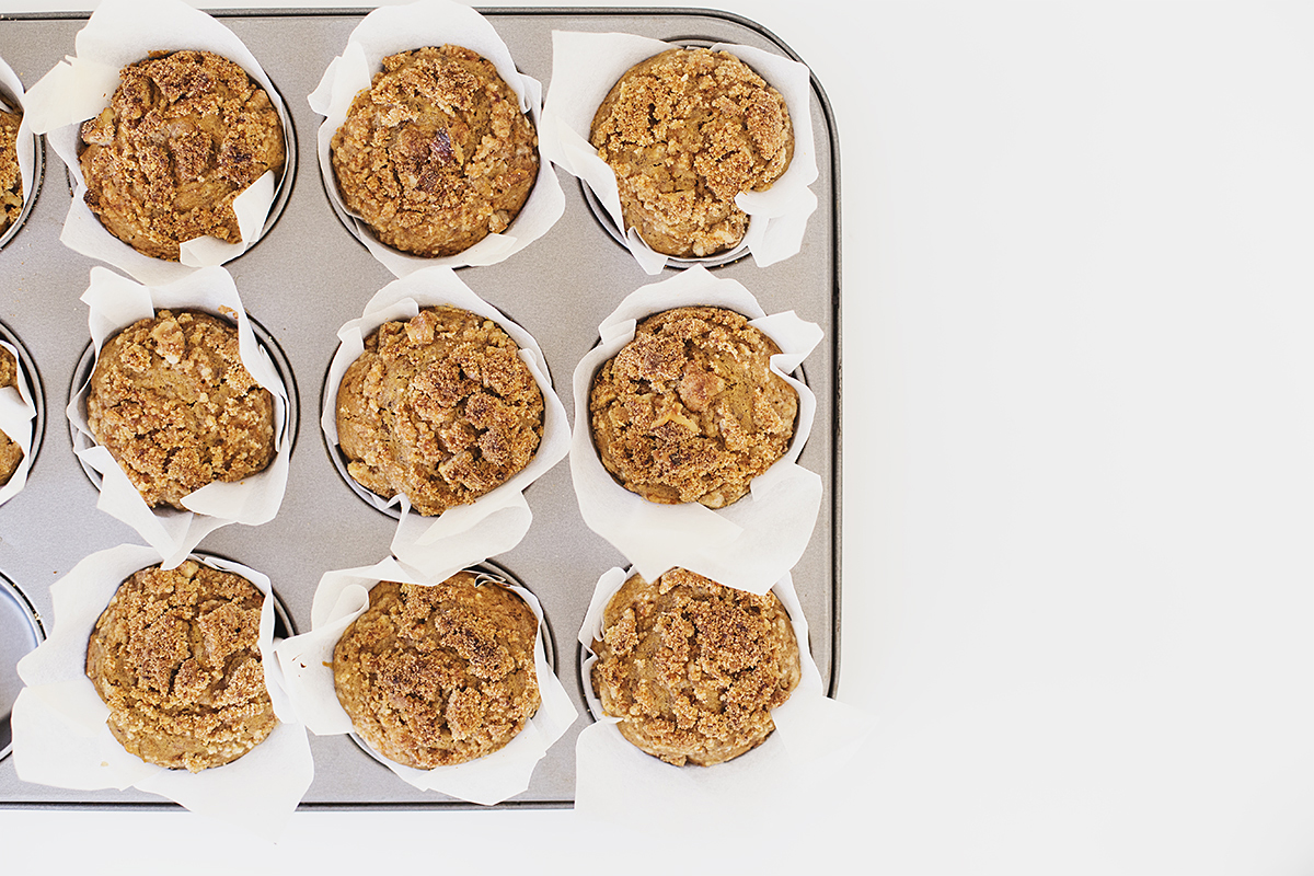 Muffins Saudáveis de Cenoura e Laranja com Topping de Nozes