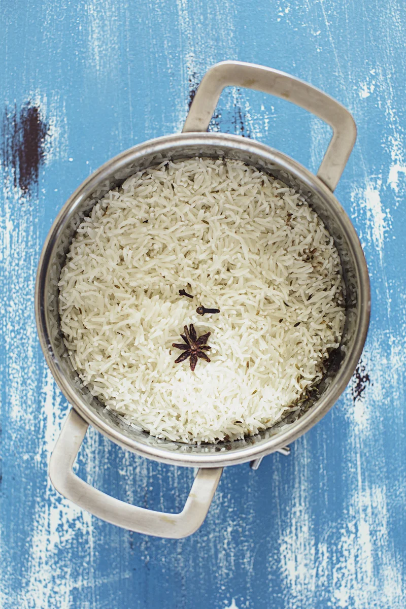 Aprenda a cozinhar o Arroz Basmati perfeitamente cozido, fofo e solto. Demora apenas 15 minutos a fazer!