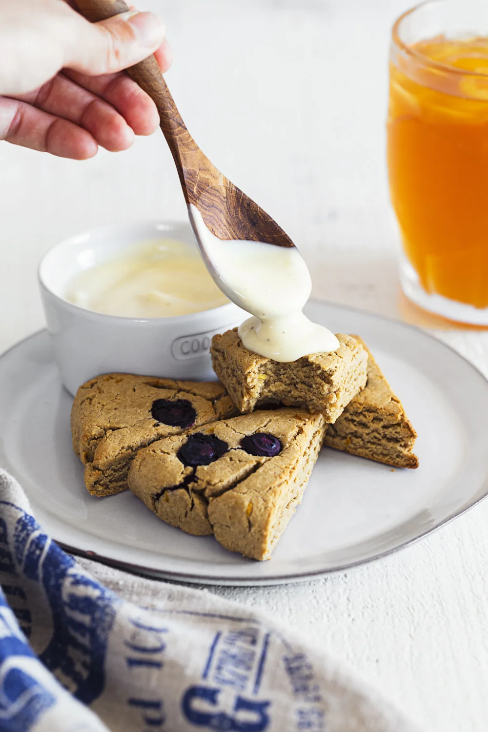 Vegan Mango Cashew Yogurt, the perfect option for a healthy summer breakfast. This recipe is 100% plant-based, delicious and very easy to make.