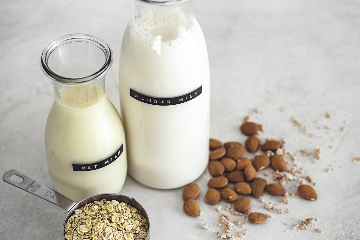 Iogurte Vegan de Caju & Manga, perfeito para pequenos-almoços saudáveis. Receita 100% vegetal, deliciosa e muito fácil de fazer.