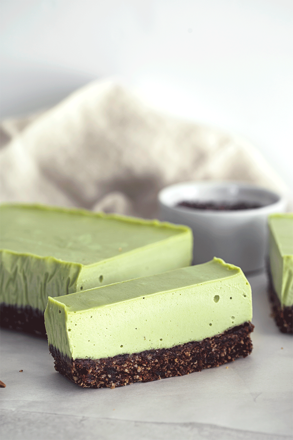 Iogurte Vegan de Caju & Manga, perfeito para pequenos-almoços saudáveis. Receita 100% vegetal, deliciosa e muito fácil de fazer.