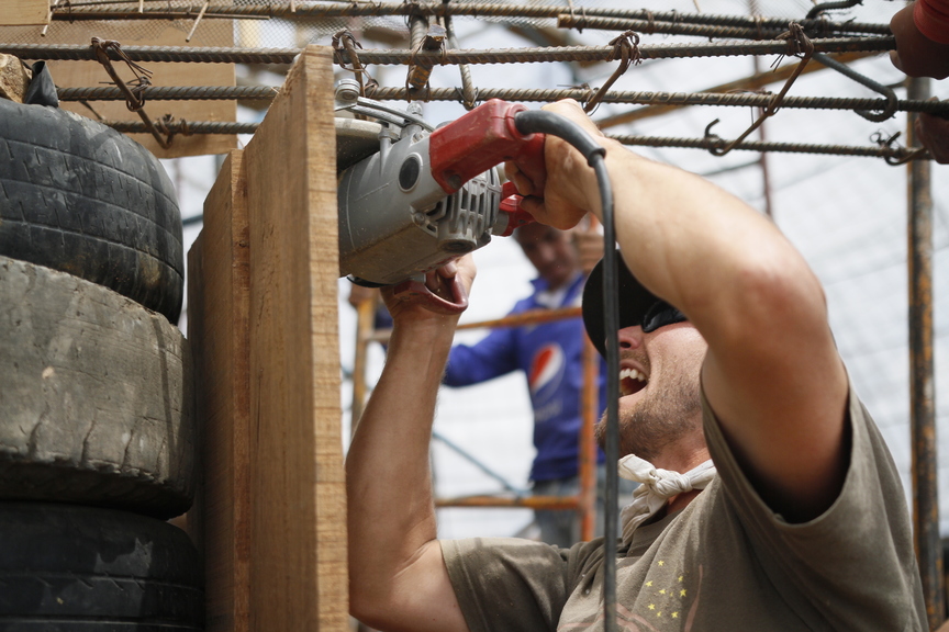 4_walls_tire_structure_colombia_sustainable_trash_construction_waylon_matson_3.jpg