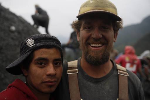 4_walls_tire_structure_colombia_sustainable_trash_construction_steven_wright_4.jpg