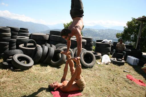 4_walls_tire_structure_colombia_sustainable_trash_construction_samuel_mclaughlin_7.jpg