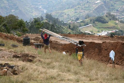 4_walls_tire_structure_colombia_sustainable_trash_construction_samuel_mclaughlin_3.jpg