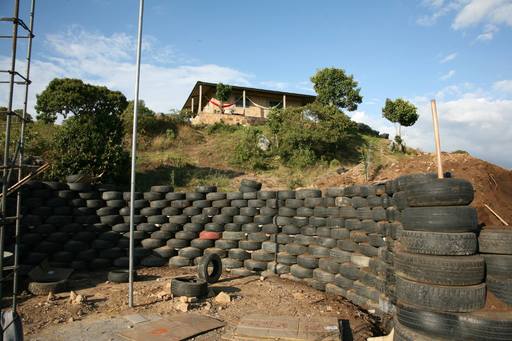 4_walls_tire_structure_colombia_sustainable_trash_construction_retaining.jpg