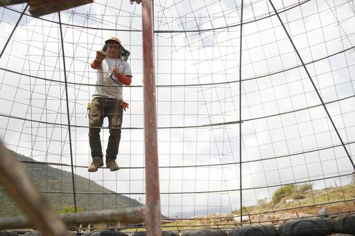 4_walls_tire_structure_colombia_sustainable_trash_construction_hot.jpg