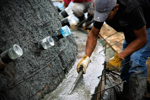 4_walls_tire_structure_colombia_sustainable_trash_construction_glass_bottle_5.jpg