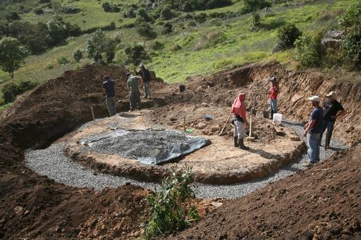 4_walls_tire_structure_colombia_sustainable_trash_construction_foundation.jpg