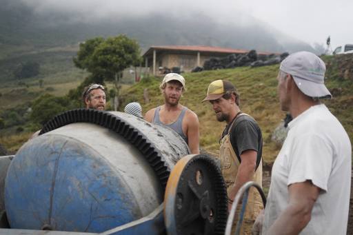 4_walls_tire_structure_colombia_sustainable_trash_construction_cement.jpg