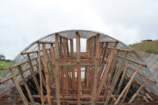 4_walls_tire_structure_colombia_sustainable_trash_construction31.jpg
