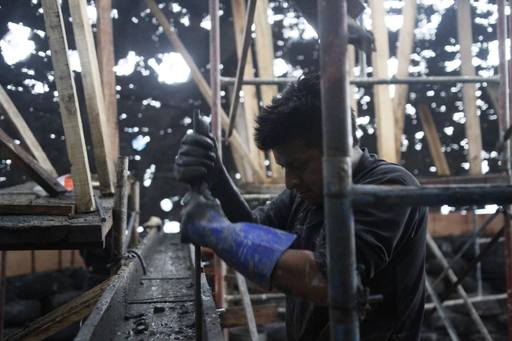 4_walls_tire_structure_colombia_sustainable_trash_construction27.jpg