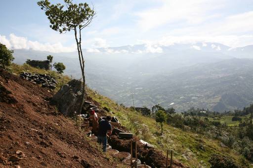 4_walls_tire_structure_colombia_sustainable_trash_construction25.jpg