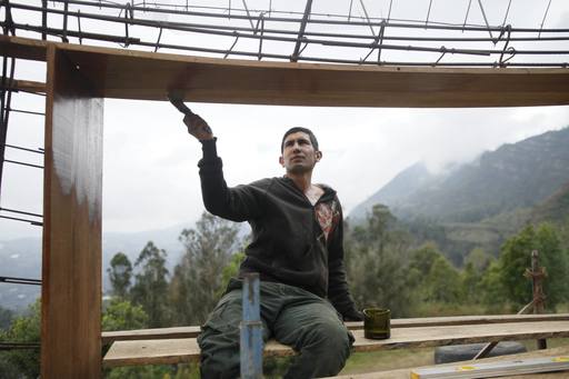 4_walls_tire_structure_colombia_sustainable_trash_construction24.jpg