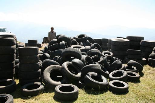 4_walls_tire_structure_colombia_sustainable_trash_construction17.jpg