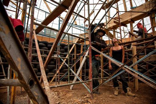 4_walls_tire_structure_colombia_sustainable_trash_construction12.jpg