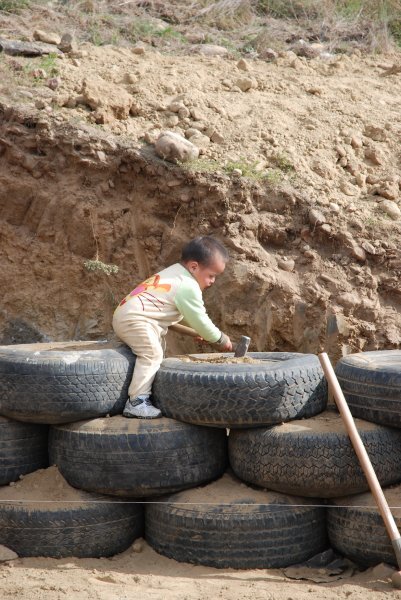 baby+tire+pound+las+hormaguitas+sustainable+architecture+4+walls+international+trash+house+tijuana.jpg