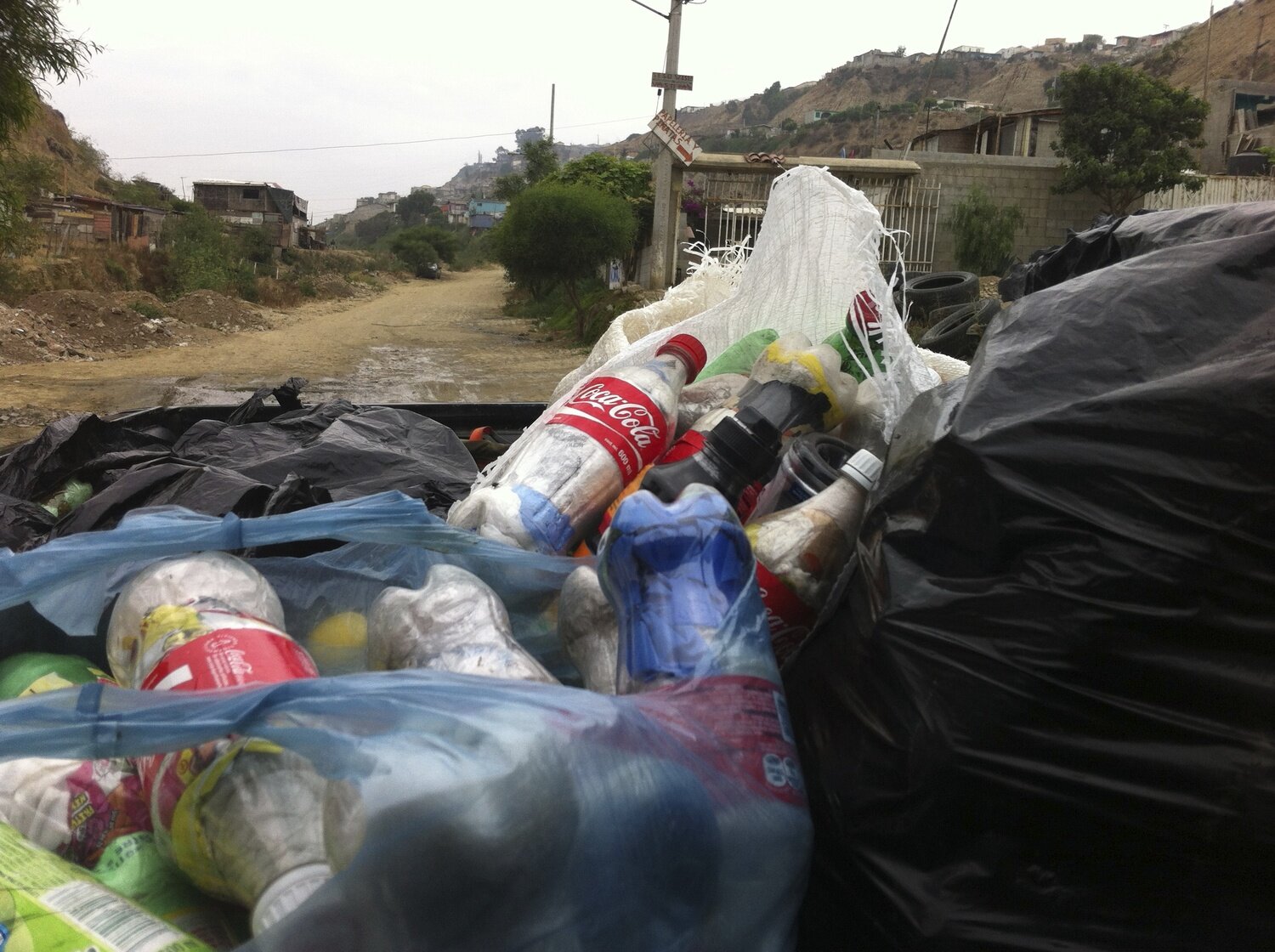 4+walls+sustainable+tire+home+-+build+casa+de+botella+tijuana+trash.jpg