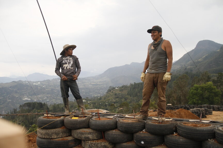 4_walls_tire_structure_colombia_sustainable_trash_construction_2.jpg