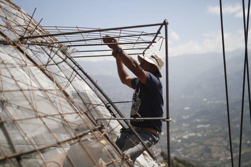 4_walls_tire_structure_colombia_sustainable_trash_construction_6.jpg