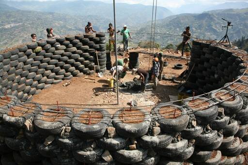 4_walls_tire_structure_colombia_sustainable_trash_construction_dome_1.jpg