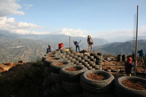 4_walls_tire_structure_colombia_sustainable_trash_construction_retaining_wall_3.jpg