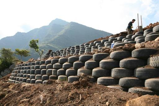 4_walls_tire_structure_colombia_sustainable_trash_construction_retaining_wall_4.jpg