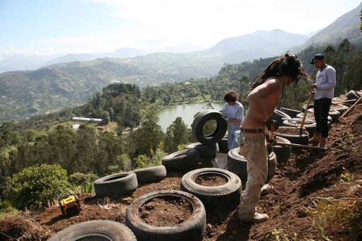 4_walls_tire_structure_colombia_sustainable_trash_construction_retaining_wall.jpg