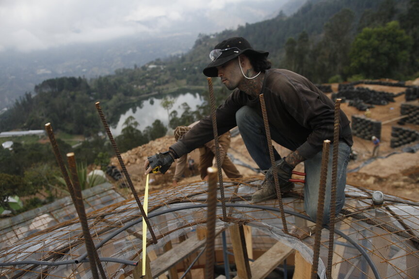 4_walls_tire_structure_colombia_sustainable_trash_construction.jpg